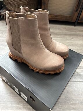 Joan of Artic Wedge III Chelsea omega Taupe/wet sand, 7.5